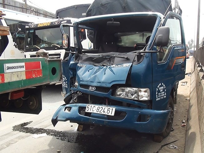 該起事故導致卡車的駕駛室被擠扁。（圖源：互聯網）