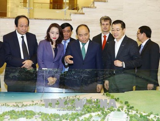 阮春福總理參觀平定省的若干投資項目。（圖源：越通社）