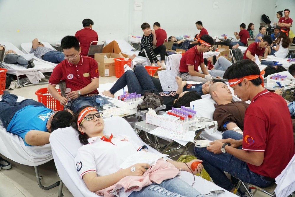 許多大學生和勞動者前往文憲大學參加捐血。（圖源：芳薇）