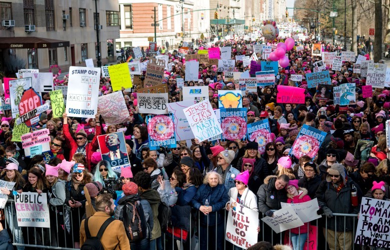 紐約示威者舉標語牌準備遊行。（圖源：AP）
