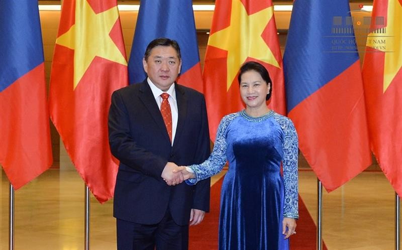 國會主席阮氏金銀(右)迎接蒙古議會主席米耶貢布‧恩赫包勒德。（圖源：Quochoi.vn）