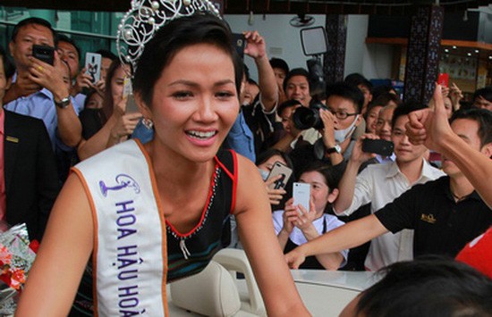 達樂省上千民眾趕到機場迎接新屆的越南環球小姐賀欣妮雅。