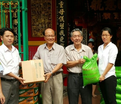洪世真與張清山兩位副理事長轉交禮物給各單位代表。