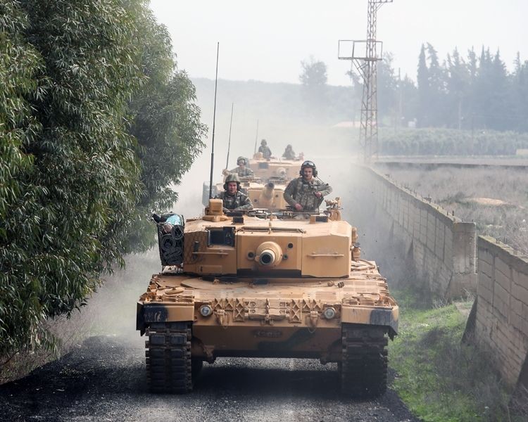 土耳其坦克和運載陸軍部隊的卡車越過敍利亞邊界。（圖源：新華網）