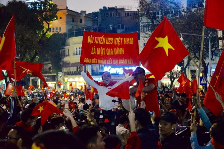 全國民眾興高采烈慶祝越南進入決賽。（圖源：VOV）