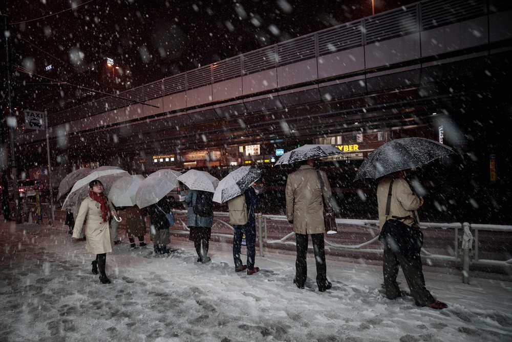 圖為民眾在東京秋葉原地鐵站外等待出租車。（圖源：AFP）