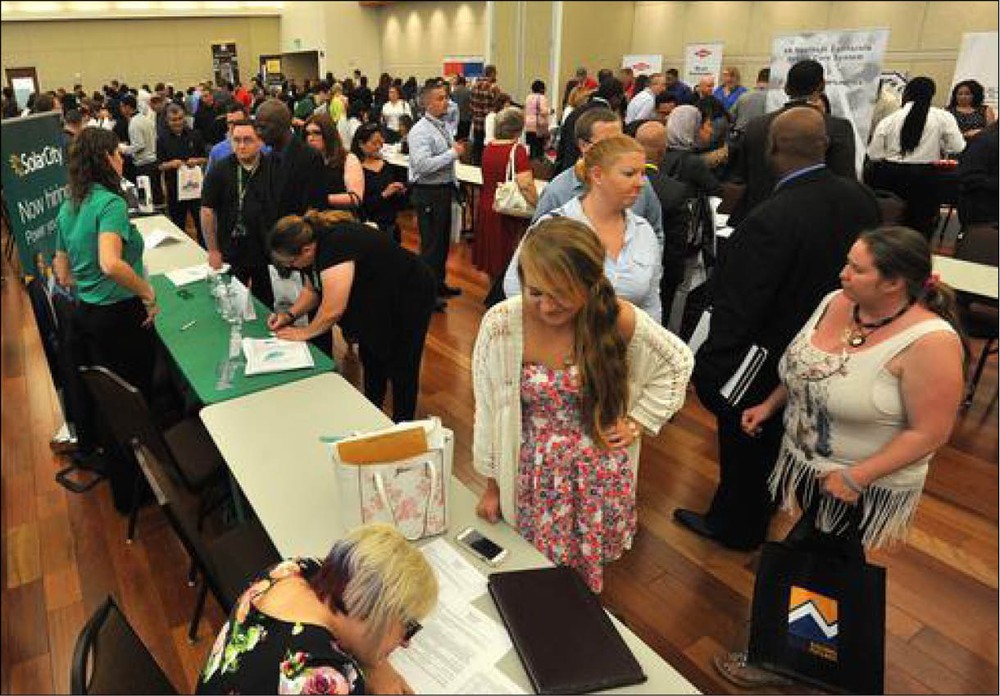 美國失業者在布倫特伍德招聘會上尋找就業機會。（示意圖源：Mercury News）