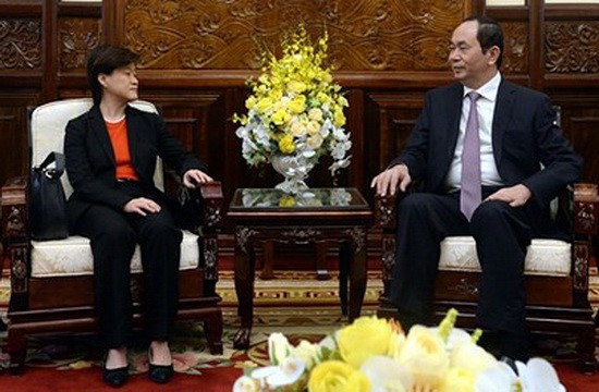 國家主席陳大光(右)接見新加坡大使凱瑟琳‧王。（圖源：VOV）