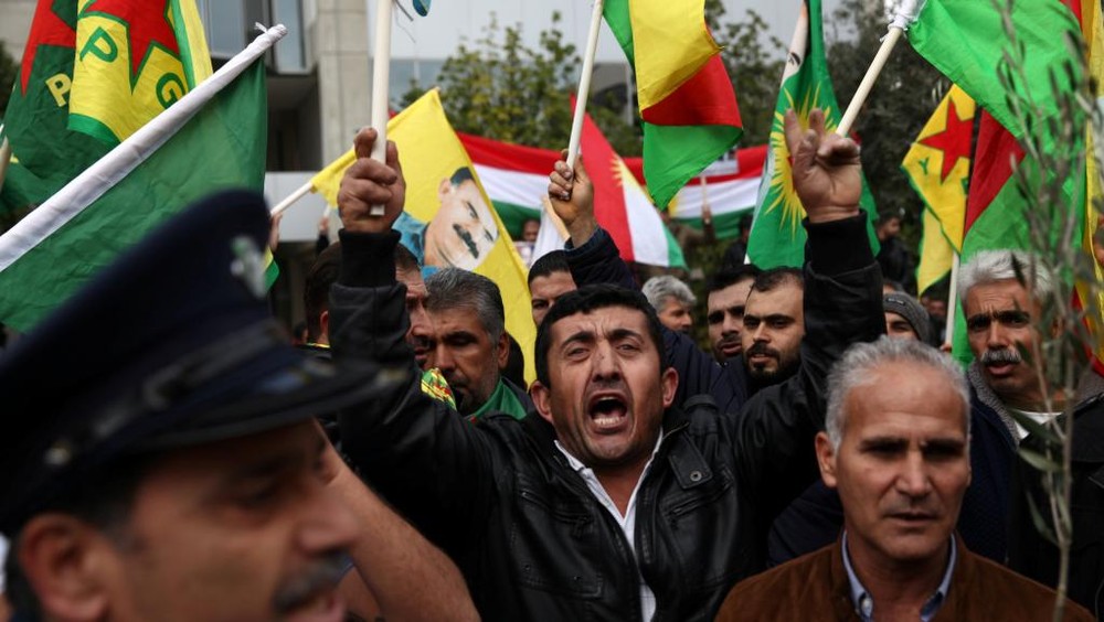 庫爾德人抗議土耳其軍隊在敘利亞西北部的軍事打擊行動。（圖源：路透社）