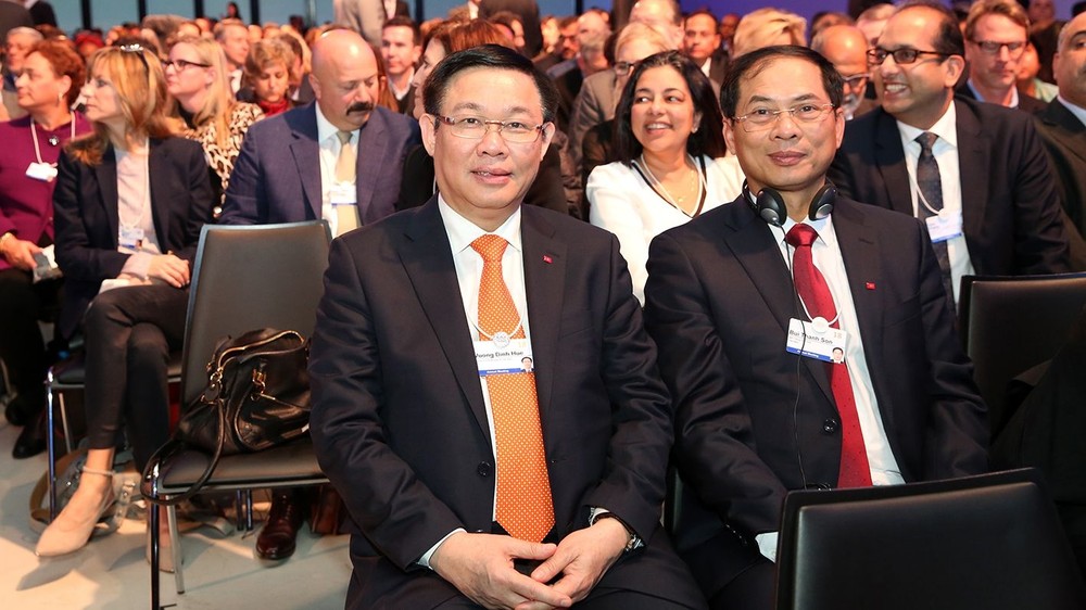 王廷惠副總理(前左一)與外交部副部長裴青山出席第48屆世界經濟論壇年會開幕式。（圖源：VGP）