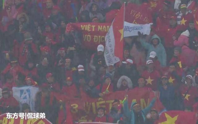 在寒風中，我國球迷營造出了一抹紅格外醒目，他們在中國營造出了越南主場氛圍。（圖源：東方號）