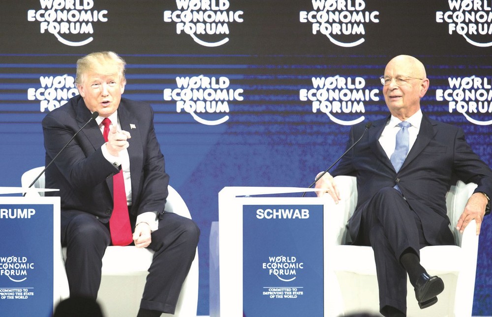 美總統特朗普（左）在世界經濟論壇創始人兼執行主席施瓦布陪同下出席世界經濟論壇年會。（圖源：新華網）