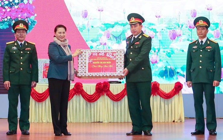 國會主席阮氏金銀(左二)向第二軍區司令部的幹部贈送春節禮物。（圖源：光榮）