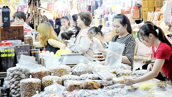 安東市場的春節餅乾、蜜餞攤位一隅。