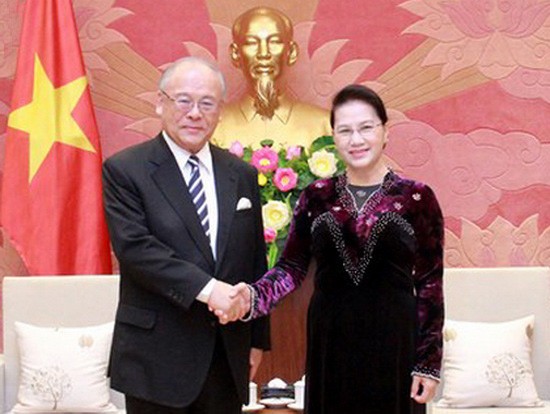 國會主席阮氏金銀(右)接見武部勤閣下。（圖源：VOV）