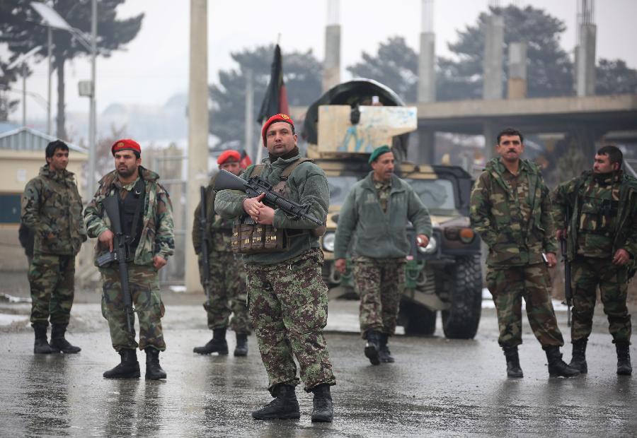 1月29日，在阿富汗首都喀布爾，阿富汗士兵在遭襲地點附近警戒。（圖源：新華網）