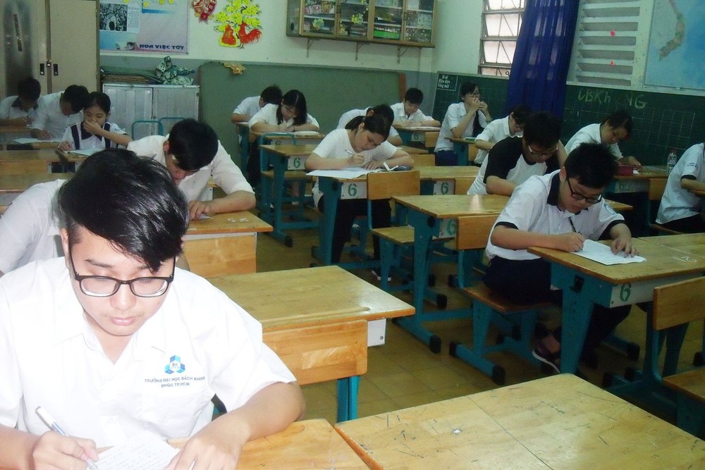 學生們參加考試。