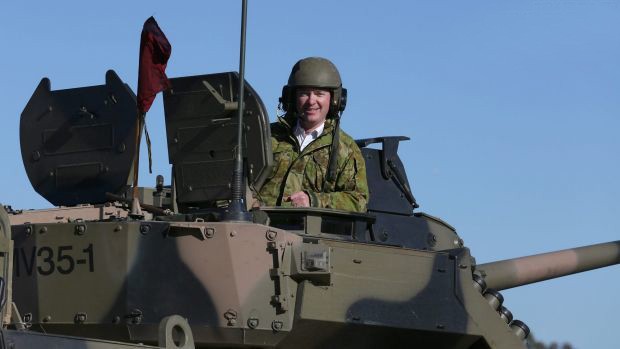 國防工業部長柏恩在Patria AMV35輕型裝甲車內。 （圖源：悉尼先驅晨報）