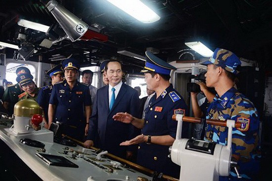 國家主席陳大光參觀海警船。（圖源：VOV）
