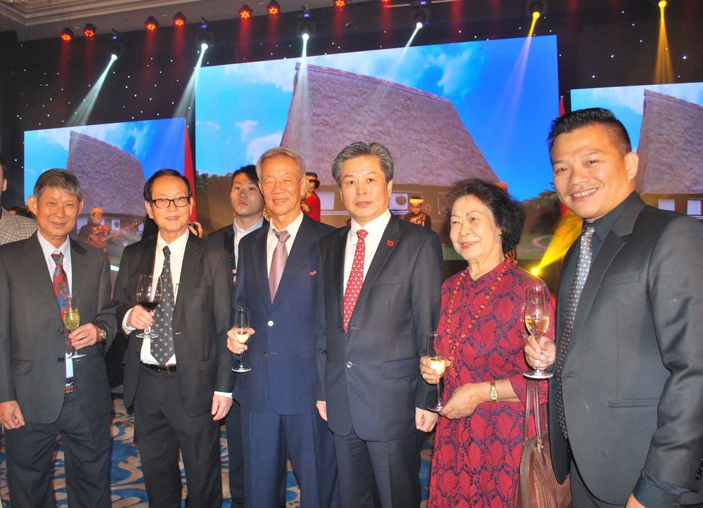 中國駐本市總領事陳德海(右三)在招待會上與華人企業交流。
