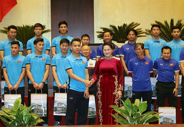 阮氏金銀主席會見載譽回國的U23球隊。（圖源：越通社）