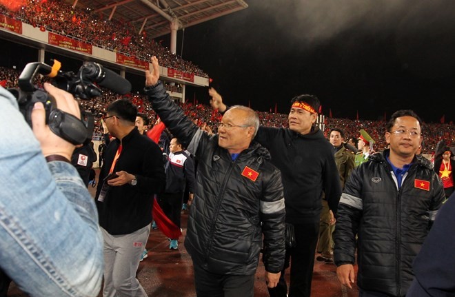 韓國籍教練朴恒緒和球隊成員繞場一周感謝球迷。