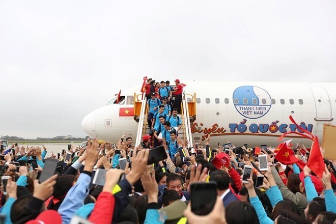 球迷在內牌國際機場迎接U23球隊從中國回來。