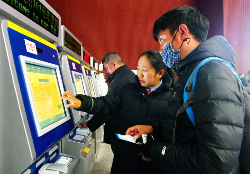 2018年1月27日，西藏拉薩火車站採取多項便利措施 方便旅客購票乘車。