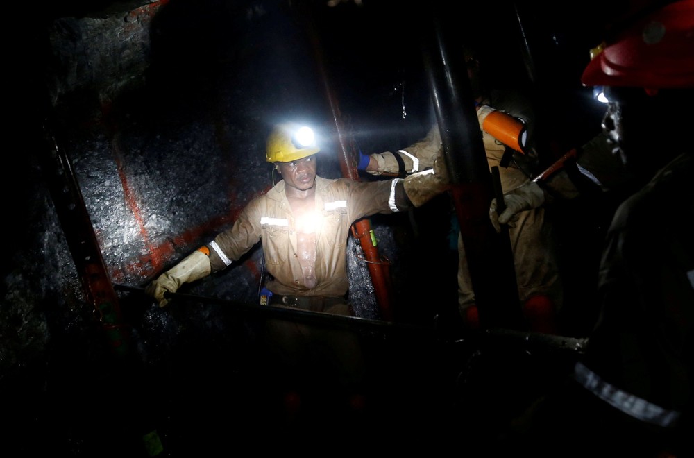 圖為在南非比特麗克斯金礦井下工作的礦工。（圖源：路透社）