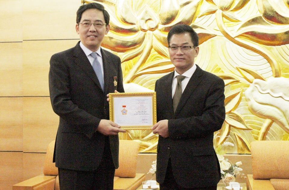 任期屆滿的中國駐越南特命全權大使洪小勇(左)榮獲和平友好紀念章。（圖源：H.T）