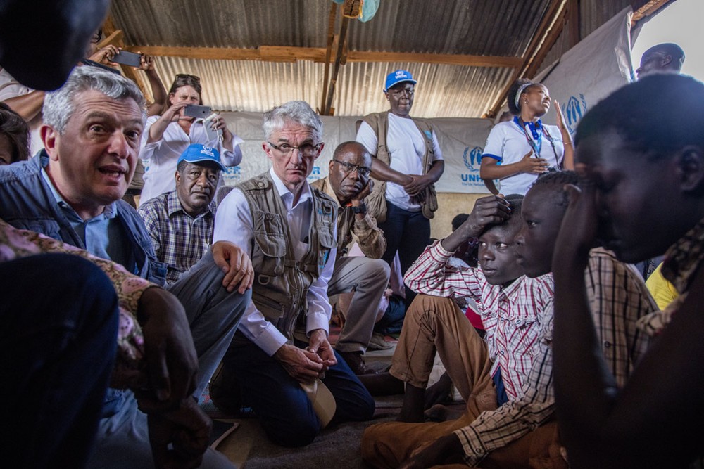 聯合國難民署高級專員格蘭迪和緊急人道協調員洛科克看望南蘇丹難民。（圖源：聯合國）