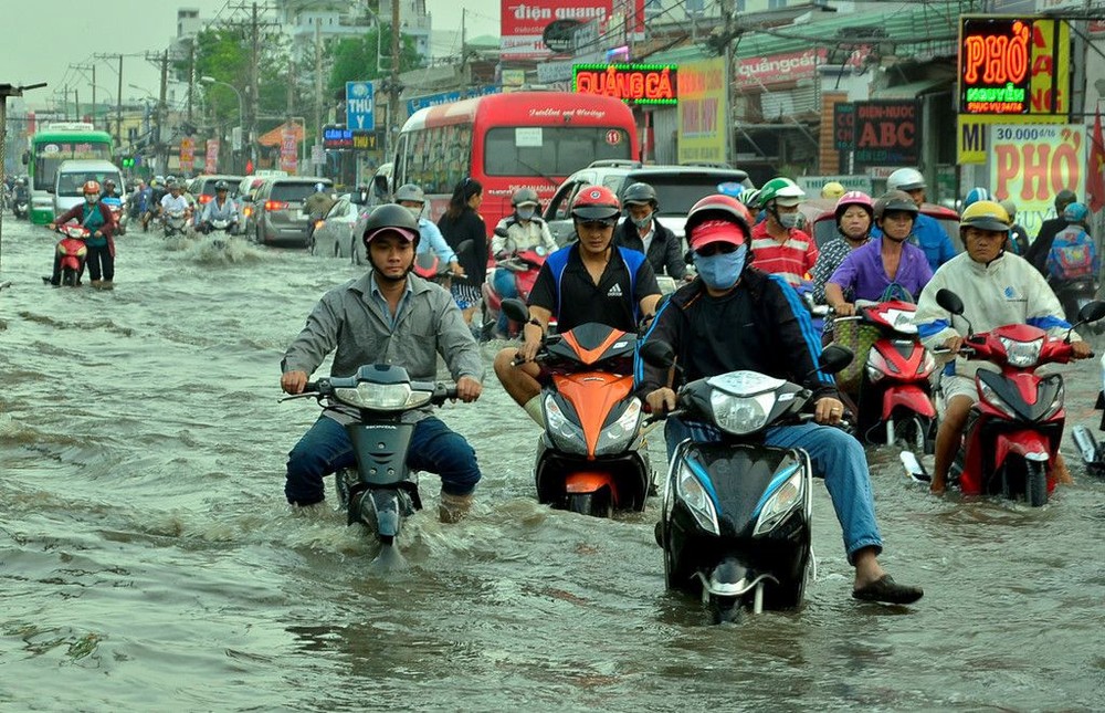 多條街道嚴重受淹。（圖源：Zing）