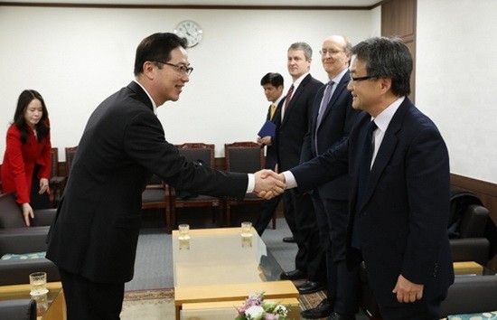 2月2日，在韓國政府辦公樓，千海成（左）與約瑟夫·尹握手。（圖源：韓聯社）