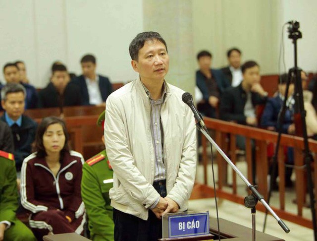 被告鄭春清站在被告席上答法官問案。
