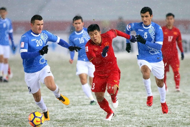 越南隊︵紅衣︶與烏茲別克斯坦隊（藍衣）進行激烈角逐。