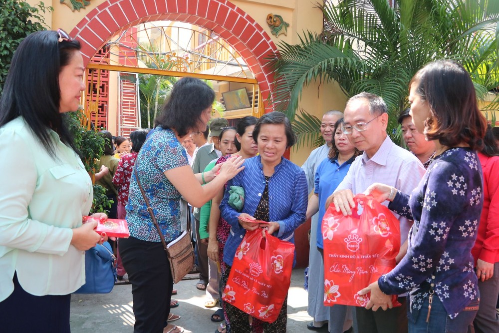 本報向郡內華人貧困戶贈送100份禮物，每份價值50萬元，經費來自胡志明市台商會眾多企業共同贊助。 