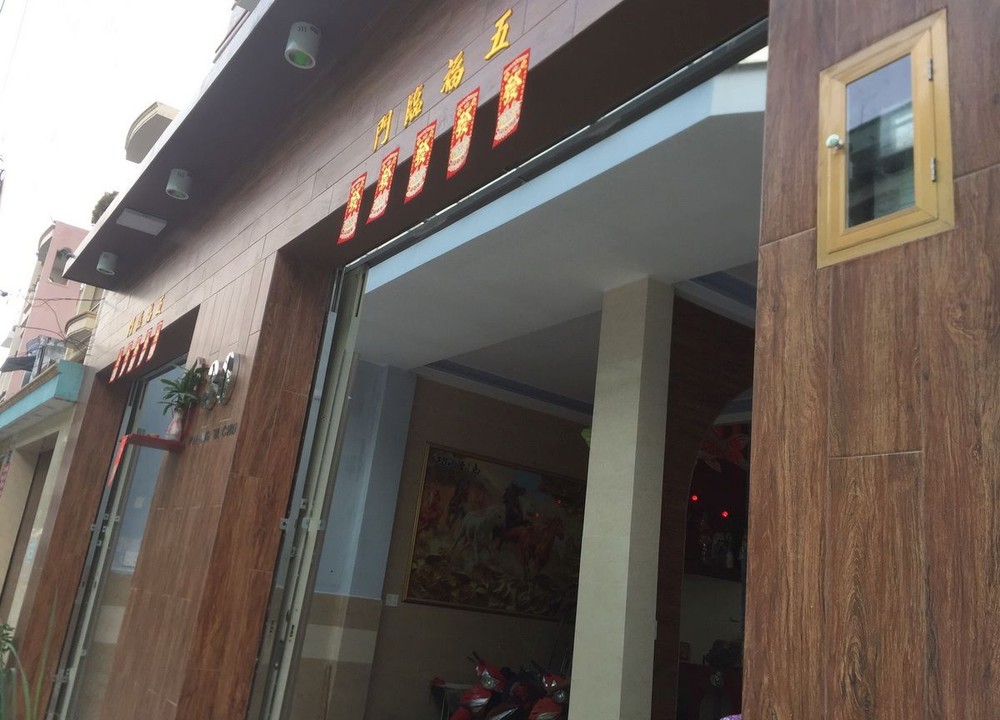 華人家門前貼的五福臨門和紅錢。