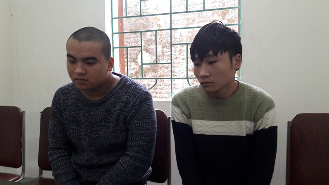 被扣押在公安派出所的兩名嫌犯黎日倫(左)及阮福。（圖源：范和）