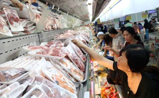 消費者在超市購買肉類食品。