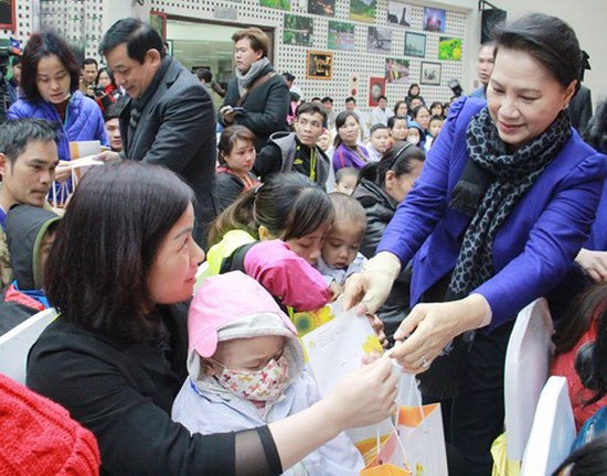 國會主席阮氏金銀看望癌症病童。（圖源：VOV）