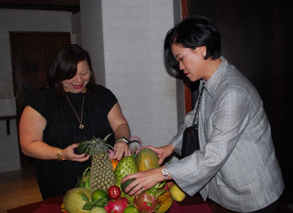 新加坡和泰國駐本市總領事參加水果拼盆比賽。（圖源：趣兒）
