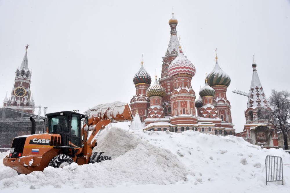 推土機在莫斯科紅場掃雪。（圖源：AFP）