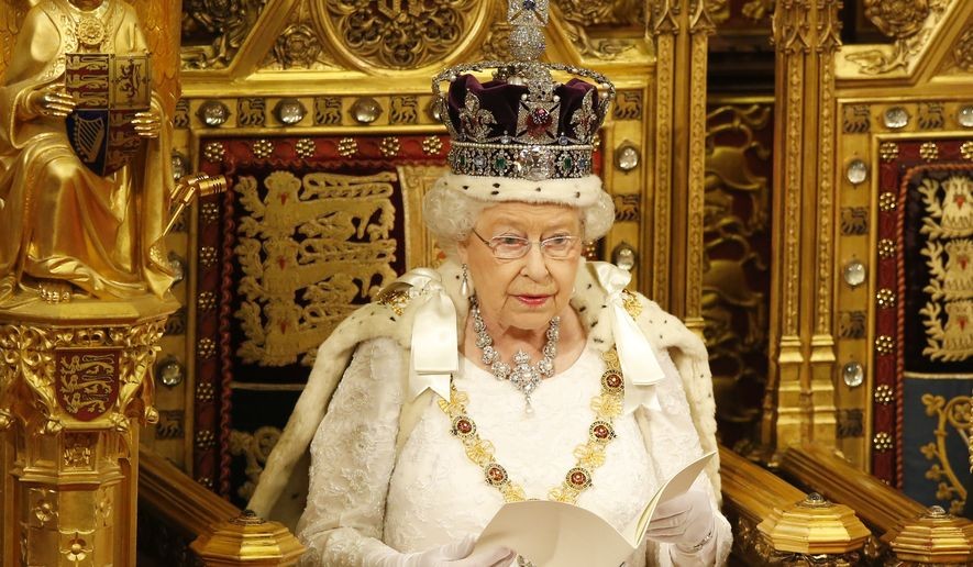 2016年，英國女王出席新一屆議會開幕儀式。（圖源：AP）