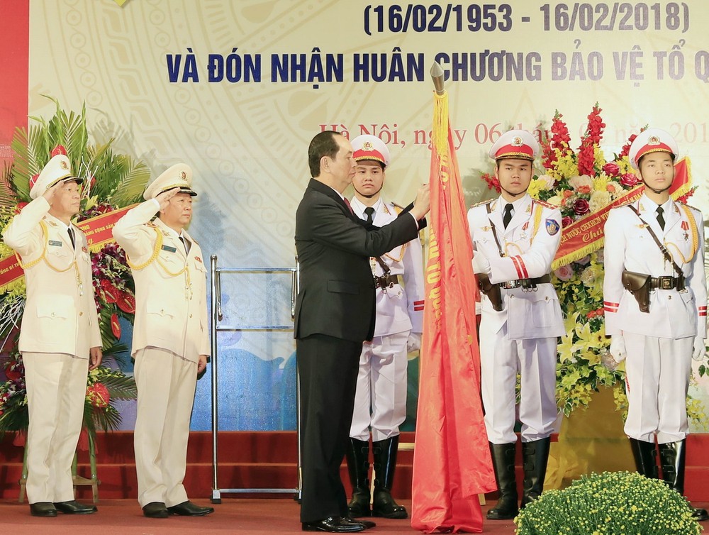 國家主席陳大光向人民公安警衛力量授予三等捍衛祖國勳章。（圖源：顏創）