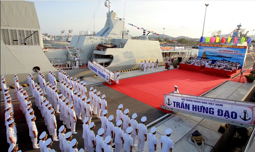 兩艘導彈護衛艦舉行的升旗儀式一瞥。