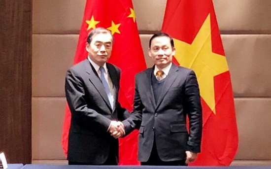 外交部副部長黎懷忠(右)與中國外交部副部長孔鉉佑。