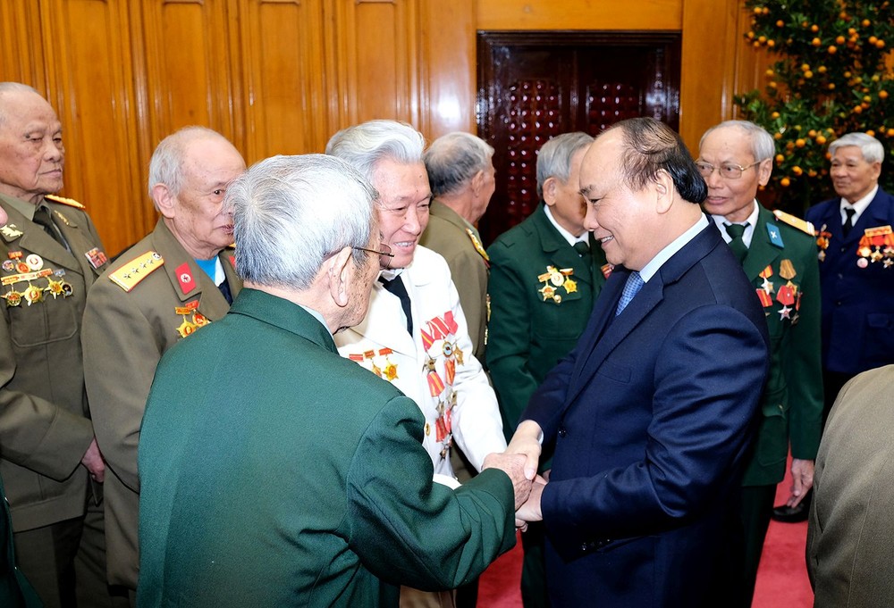 阮春福總理與退伍軍人會晤。（圖源：光孝）