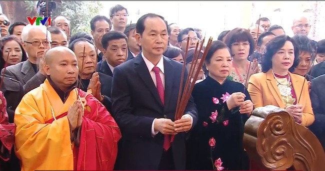 國家主席陳大光偕夫人在主席府的胡志明主席遺跡區67號屋上香緬懷胡伯伯。（圖源：VTV視頻截圖）