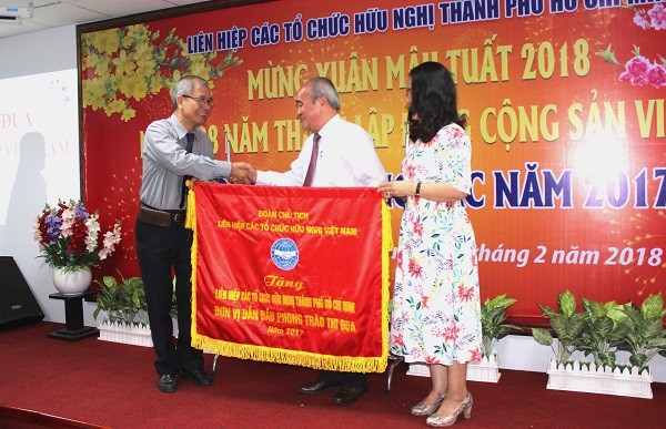 越南各友好組織聯合會向市各友好組織聯合會頒發錦旗。