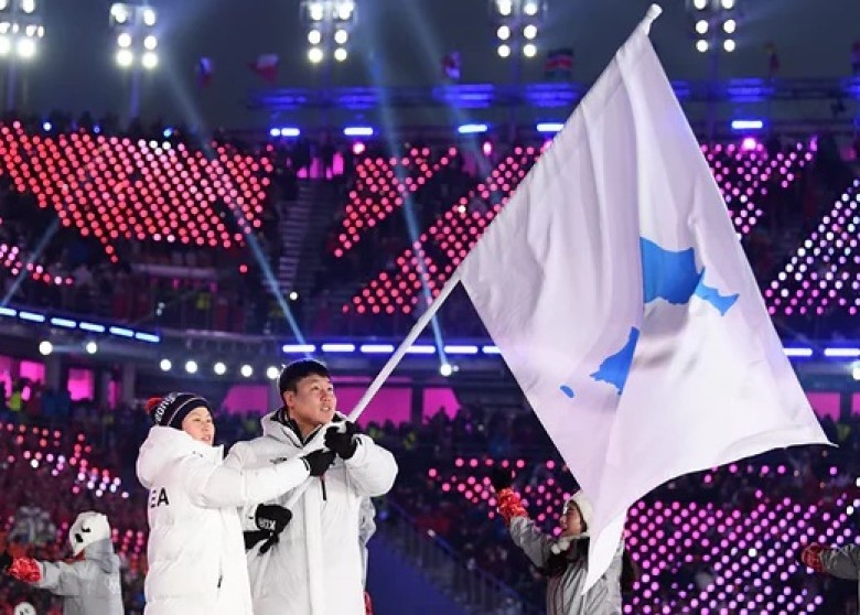 平昌冬奧會開幕式上韓朝代表團舉半島旗共同入場。（圖源：互聯網）